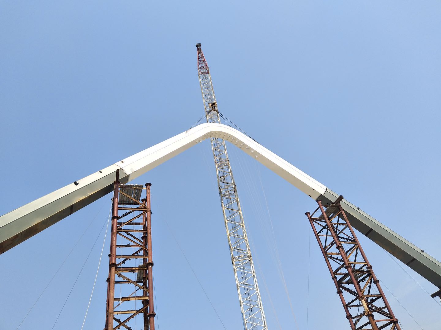 紫荊路跨龍王港河橋順利完成主拱合龍！